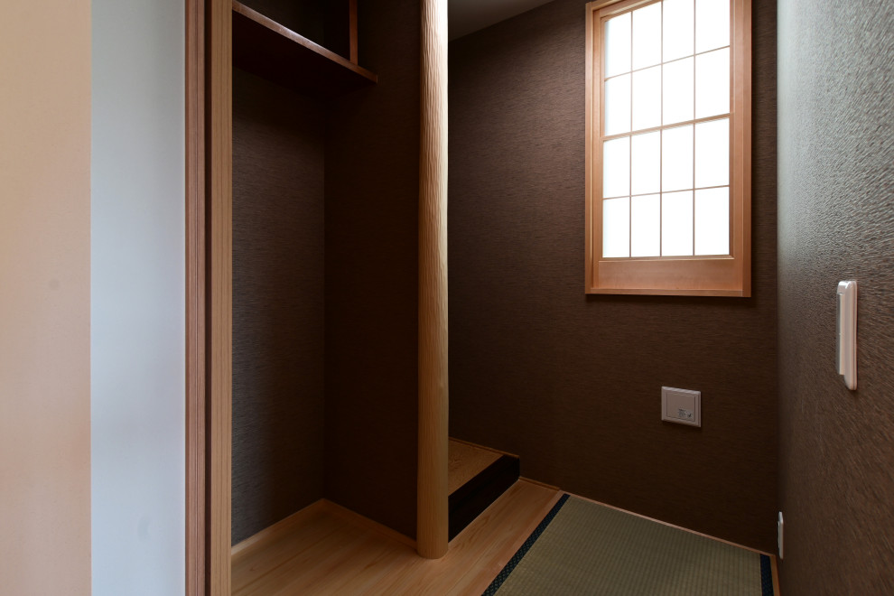 Foto di una piccola camera da letto minimalista con pareti marroni, pavimento in tatami, nessun camino, pavimento verde, soffitto in carta da parati e carta da parati