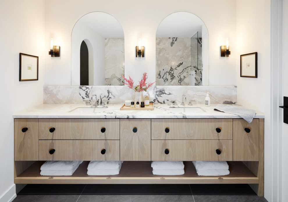 Пример оригинального дизайна: ванная комната среднего размера в современном стиле с плоскими фасадами, белыми фасадами, угловым душем, розовой плиткой, белыми стенами, душевой кабиной, настольной раковиной, белым полом, белой столешницей и подвесной тумбой