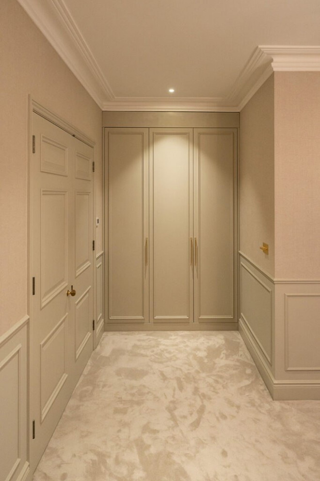 Exemple d'une très grande armoire encastrée tendance neutre avec un placard à porte affleurante, des portes de placards vertess, moquette, un sol marron et un plafond en bois.