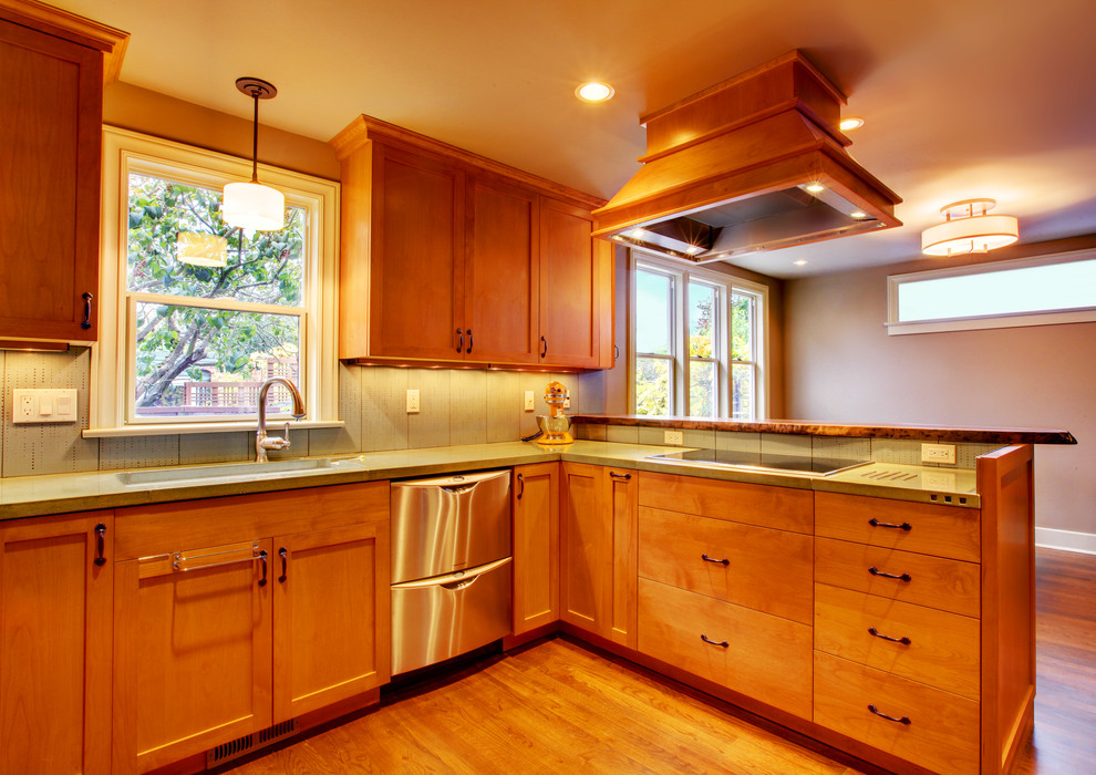 Mid-sized transitional u-shaped eat-in kitchen in Seattle with an undermount sink, shaker cabinets, medium wood cabinets, concrete benchtops, green splashback, ceramic splashback, stainless steel appliances, dark hardwood floors and a peninsula.