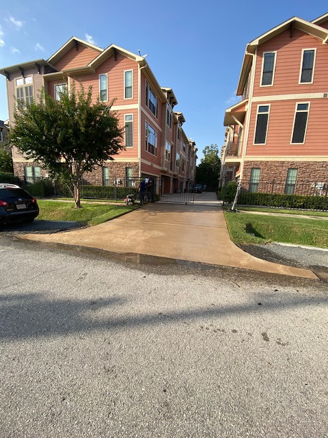 Pressure Wash 25,000sf Concrete/Pavers