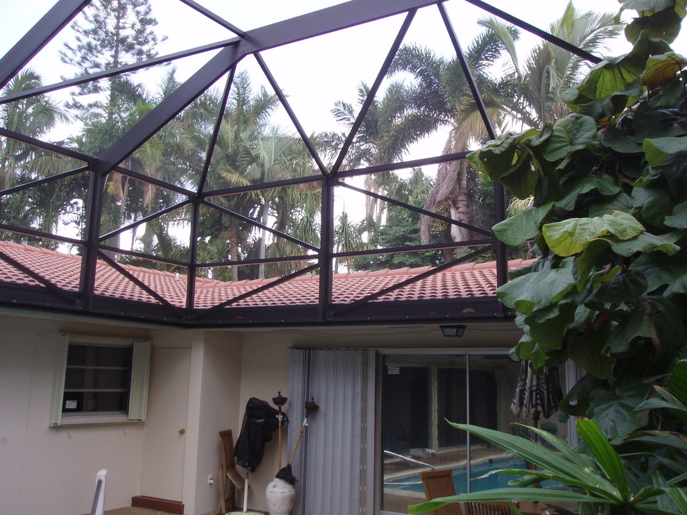 Вольер с навесом из поикарбоната для бассейна и патио