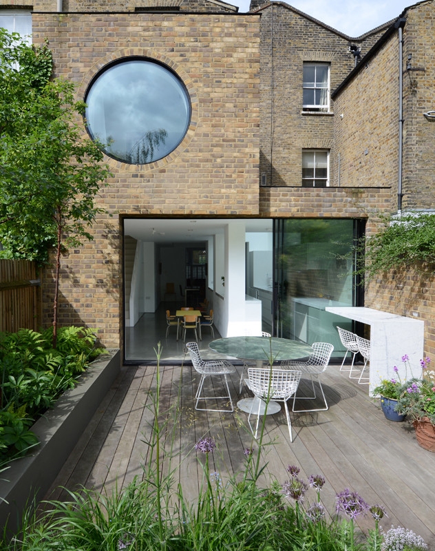 This is an example of a contemporary patio in London.