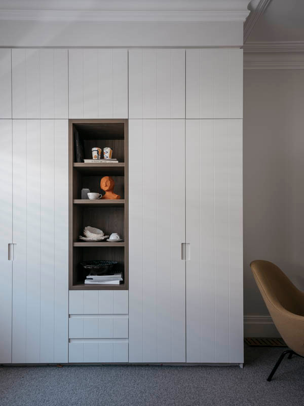 Idée de décoration pour un grand bureau design avec un mur beige, moquette, un bureau intégré et un sol gris.