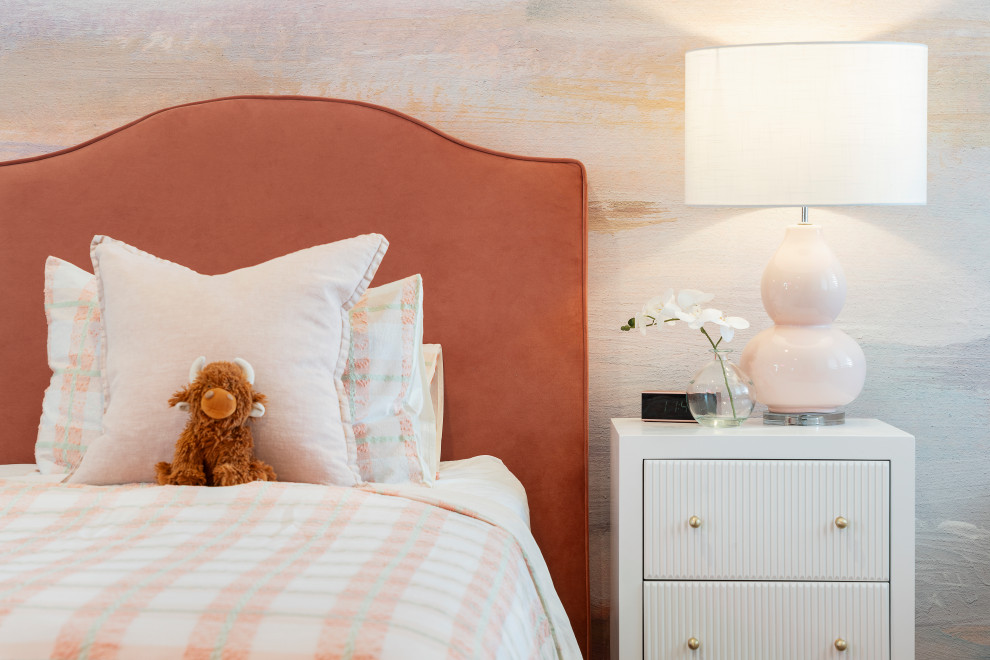 На фото: детская среднего размера в современном стиле с спальным местом, разноцветными стенами, ковровым покрытием и серым полом для подростка, девочки