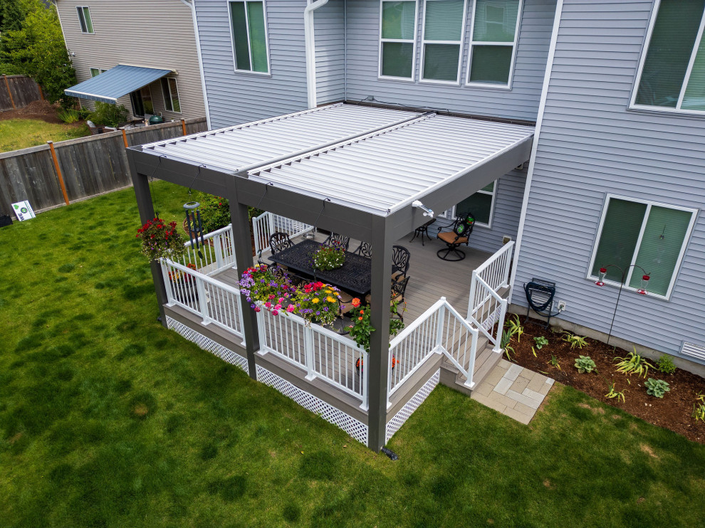 Minimalist deck photo in Seattle