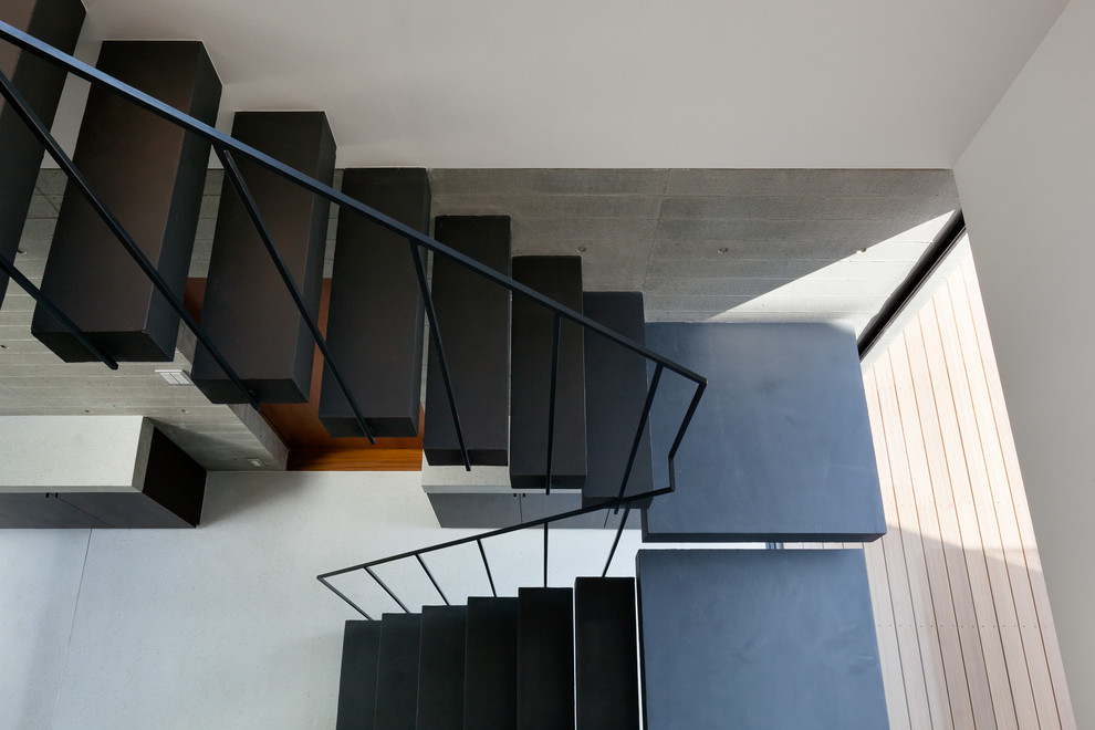 Design ideas for a modern staircase in Yokohama.