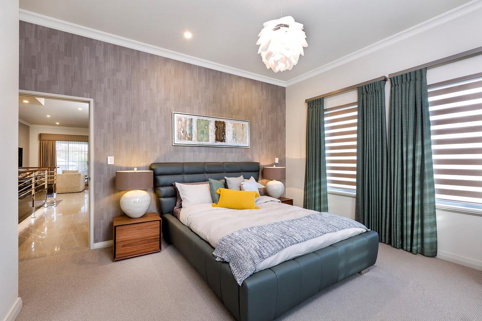 Immagine di una grande camera degli ospiti minimal con pareti beige, pavimento in travertino e pavimento beige