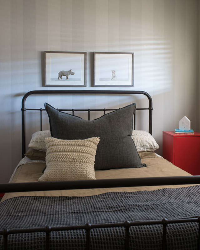 Exempel på ett mellanstort eklektiskt pojkrum kombinerat med sovrum och för 4-10-åringar, med blå väggar, mellanmörkt trägolv och brunt golv