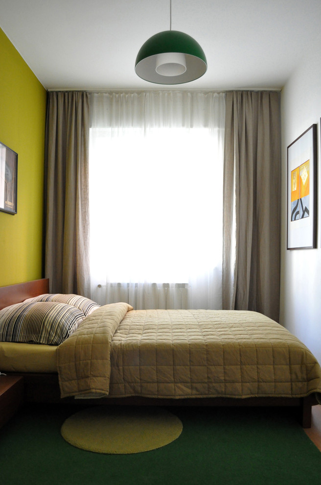 Foto de dormitorio principal retro de tamaño medio sin chimenea con paredes verdes, moqueta y suelo verde
