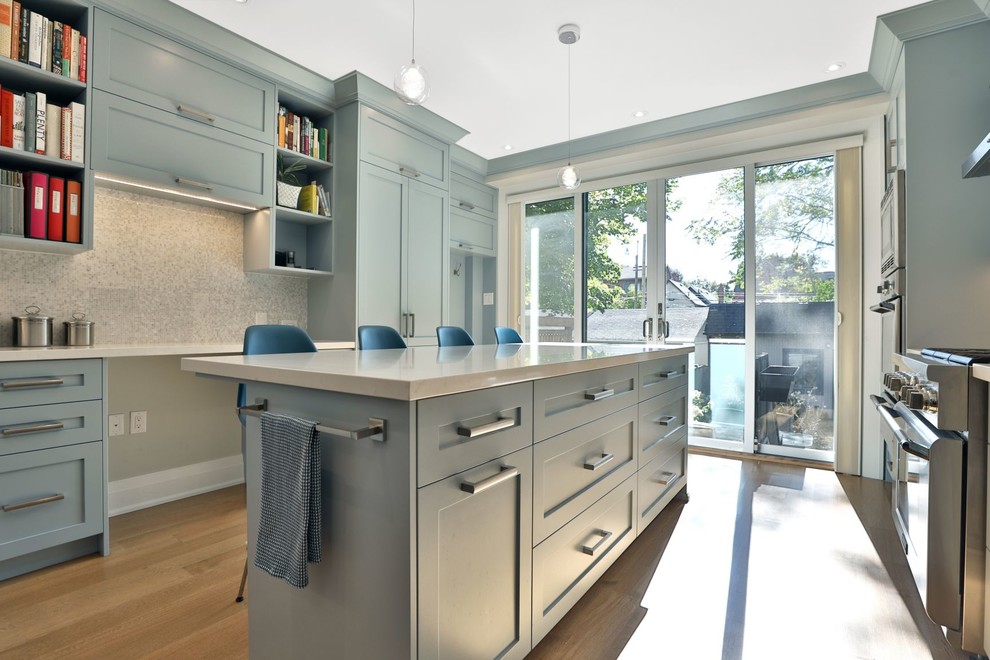 Kitchen - transitional kitchen idea in Toronto