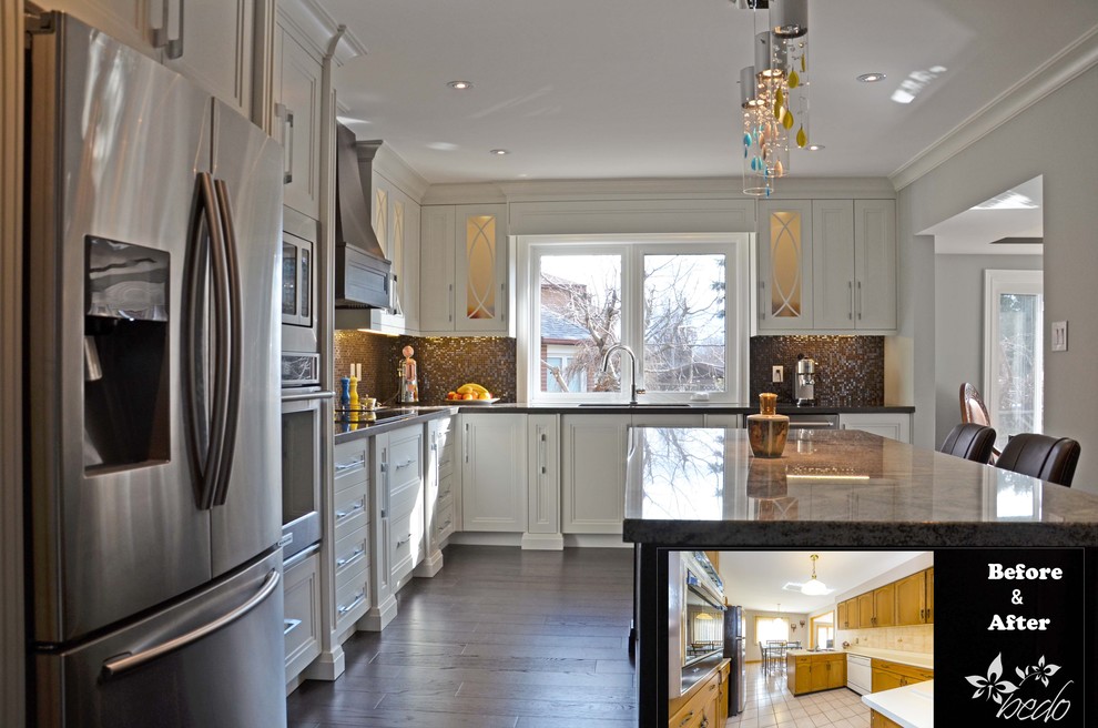 Mid-sized transitional l-shaped dark wood floor eat-in kitchen photo in Toronto with a double-bowl sink, shaker cabinets, white cabinets, quartz countertops, brown backsplash, mosaic tile backsplash, stainless steel appliances and an island