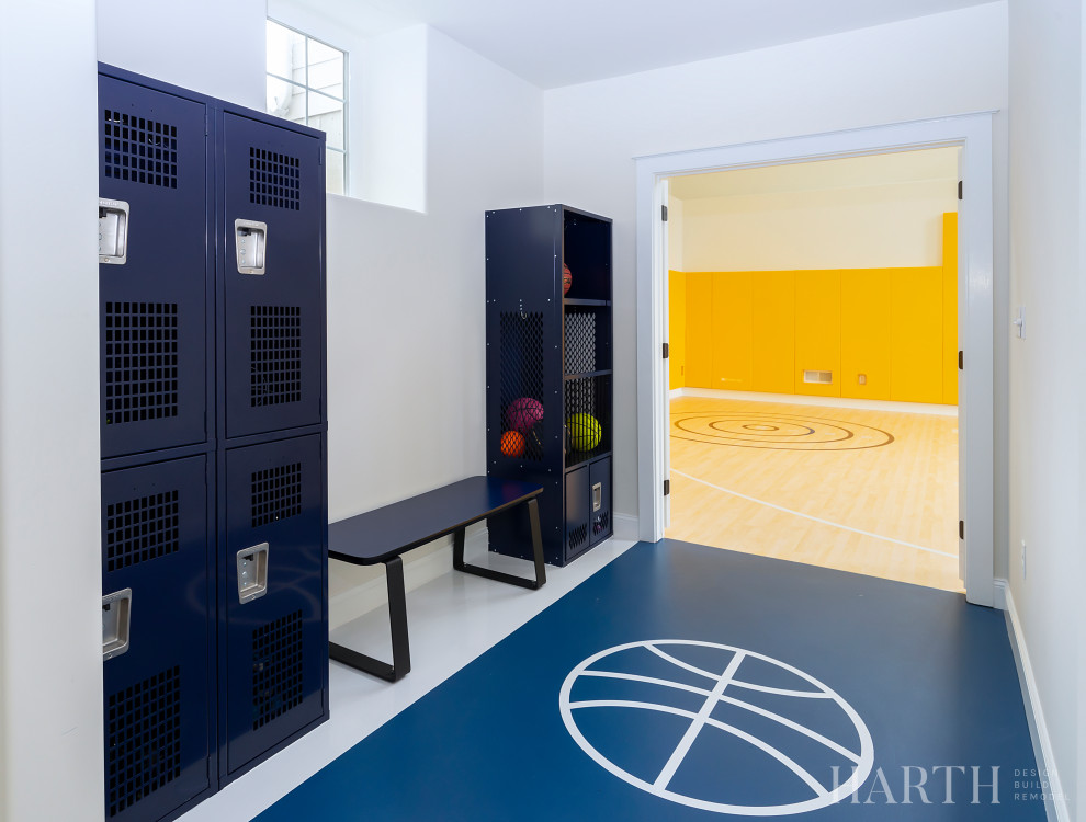 Großer Klassischer Fitnessraum mit Indoor-Sportplatz, gelber Wandfarbe, Vinylboden, blauem Boden und gewölbter Decke in Philadelphia