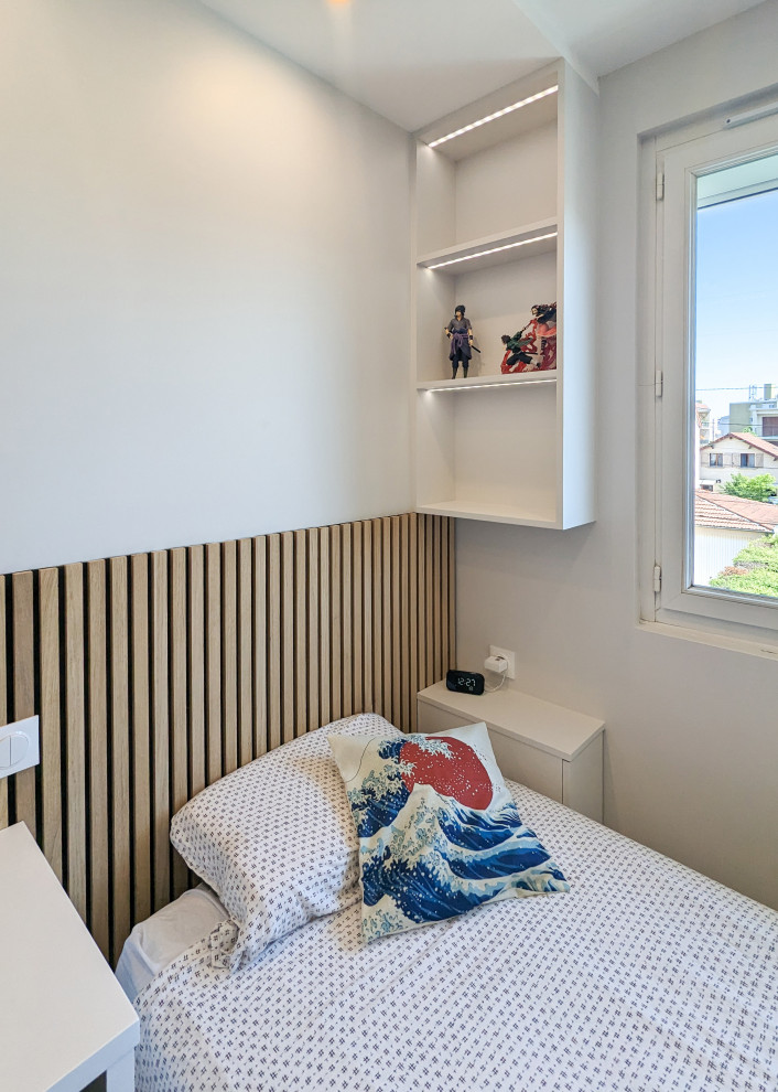 Foto de dormitorio infantil actual pequeño con suelo de madera clara