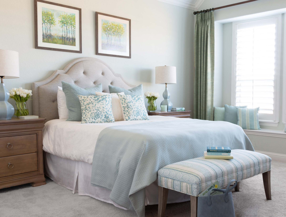 Diseño de dormitorio principal campestre de tamaño medio con paredes azules, moqueta y suelo gris