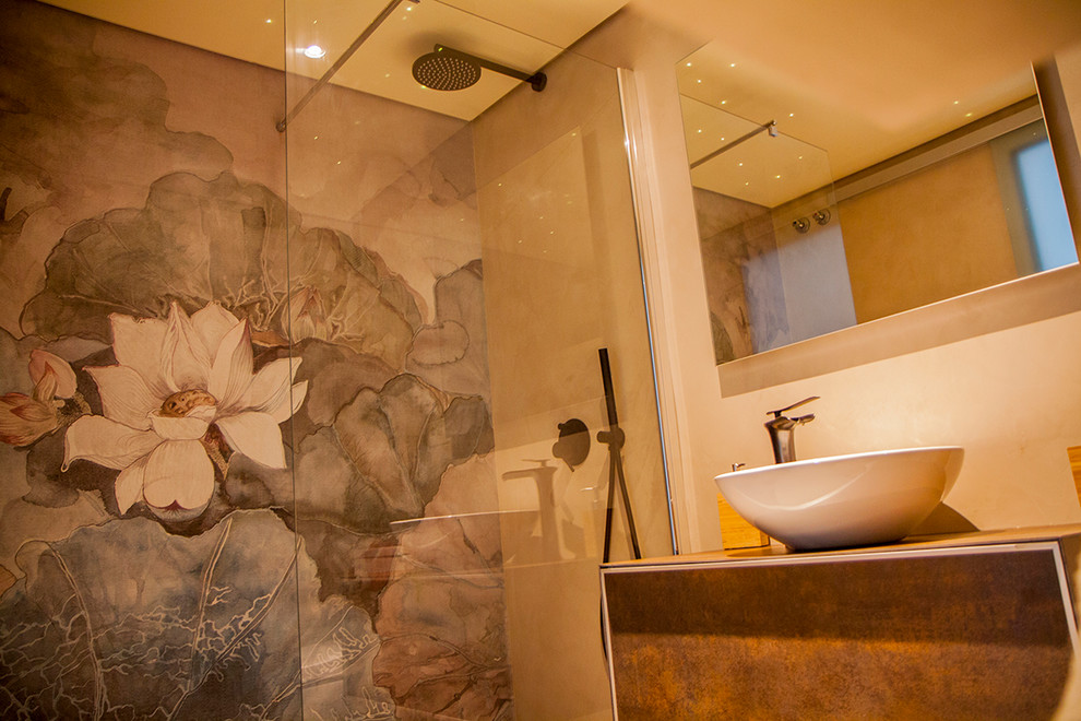Diseño de cuarto de baño principal contemporáneo pequeño sin sin inodoro con puertas de armario marrones, sanitario de una pieza, baldosas y/o azulejos beige, paredes beige, suelo de cemento, lavabo sobreencimera, suelo beige, encimeras beige y microcemento