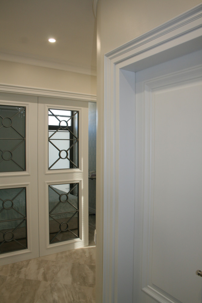 Белая неоклассика с оттенком морской волны