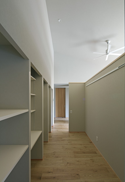 繋がる平屋 japones-moderno-recibidor-y-pasillo