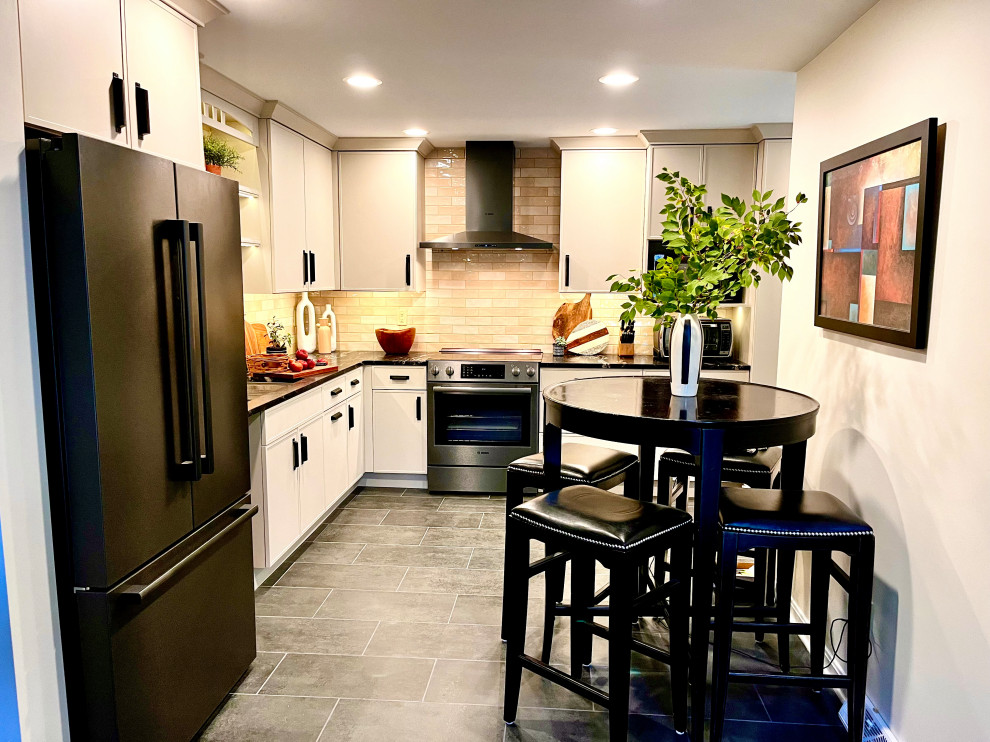 Example of a minimalist kitchen design in Cincinnati