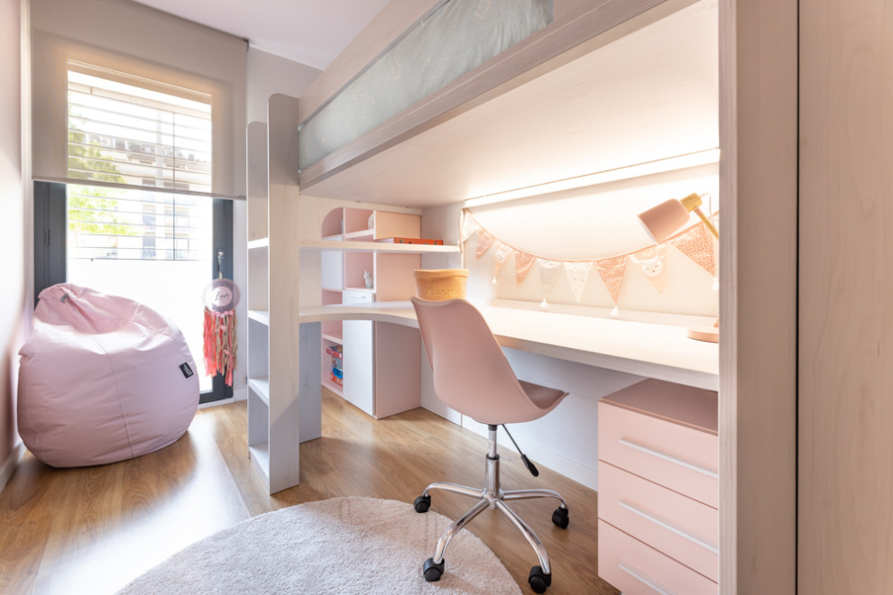 Small scandinavian kids' room in Barcelona with white walls and medium hardwood floors for girls.