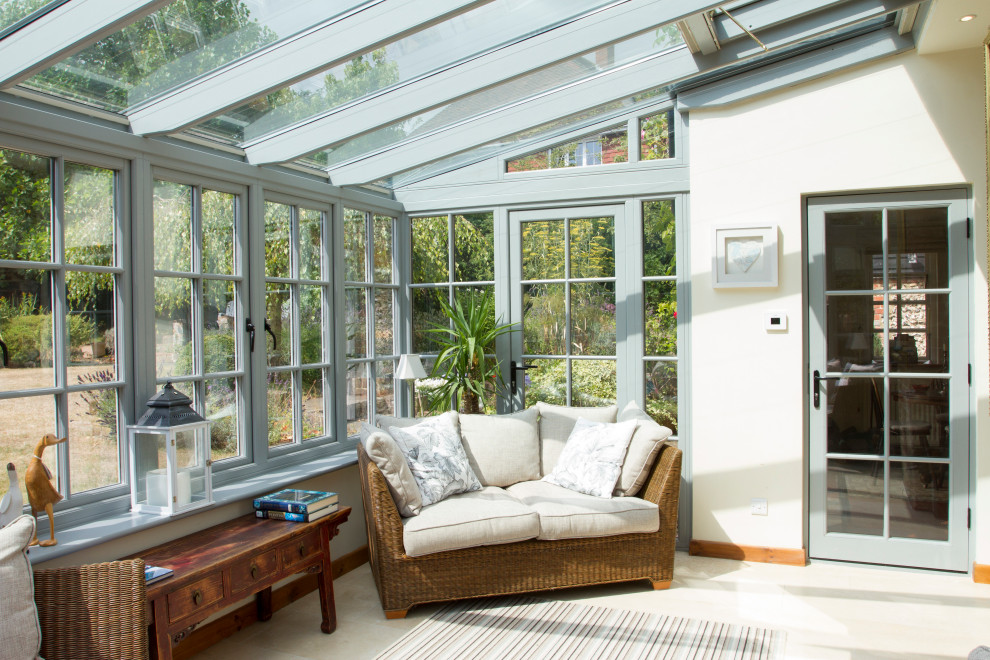 Foto di una veranda chic di medie dimensioni con soffitto in vetro