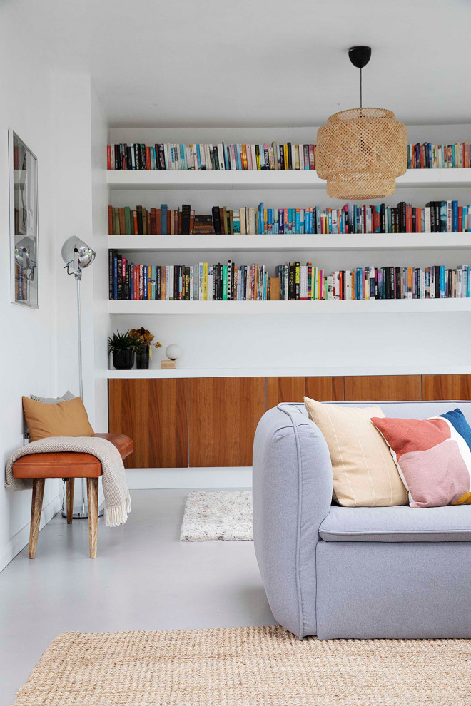 Foto di un soggiorno minimal chiuso con pareti bianche e pavimento grigio