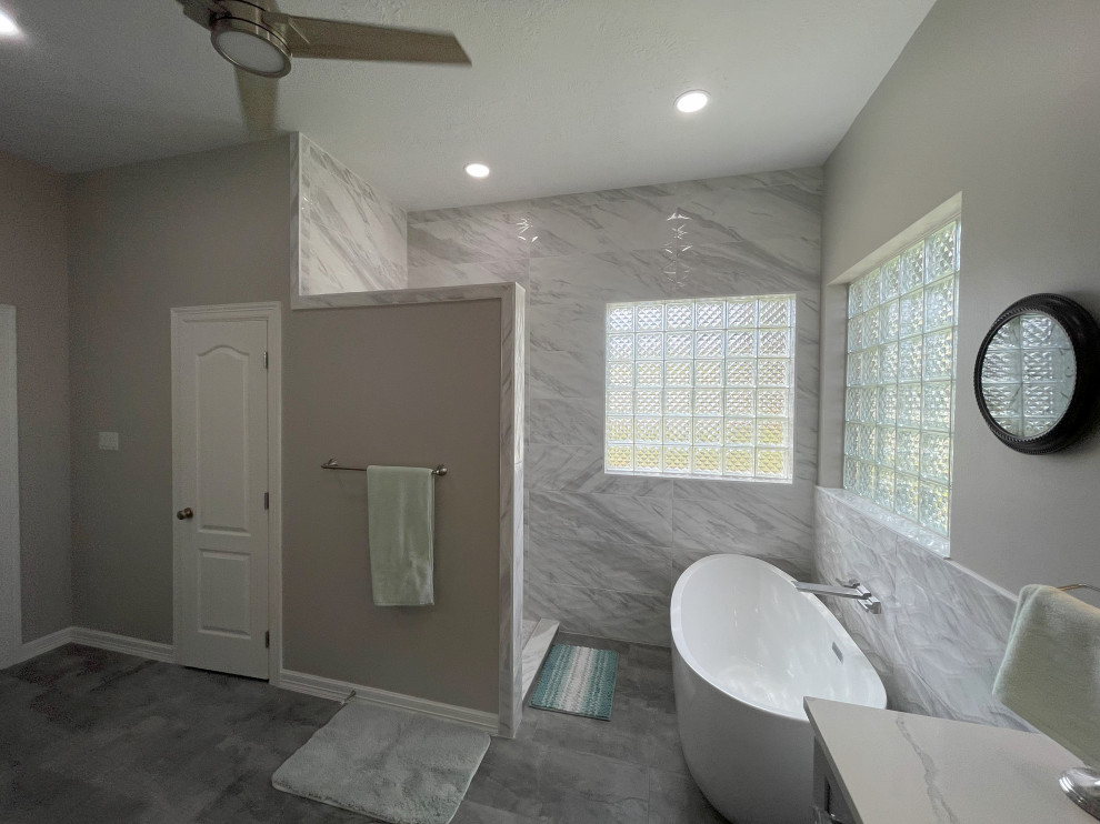 Idéer för ett modernt vit badrum, med skåp i shakerstil, grå skåp, ett fristående badkar, en öppen dusch, porslinskakel, klinkergolv i porslin, ett undermonterad handfat och bänkskiva i kvarts