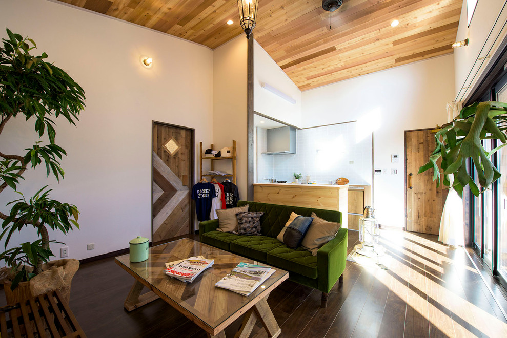 他の地域にあるビーチスタイルのおしゃれなリビングの写真