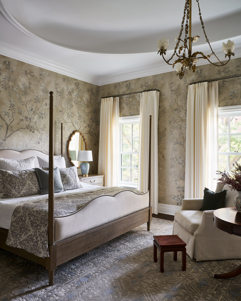 На фото: спальня в классическом стиле с бежевыми стенами, темным паркетным полом, коричневым полом и обоями на стенах с