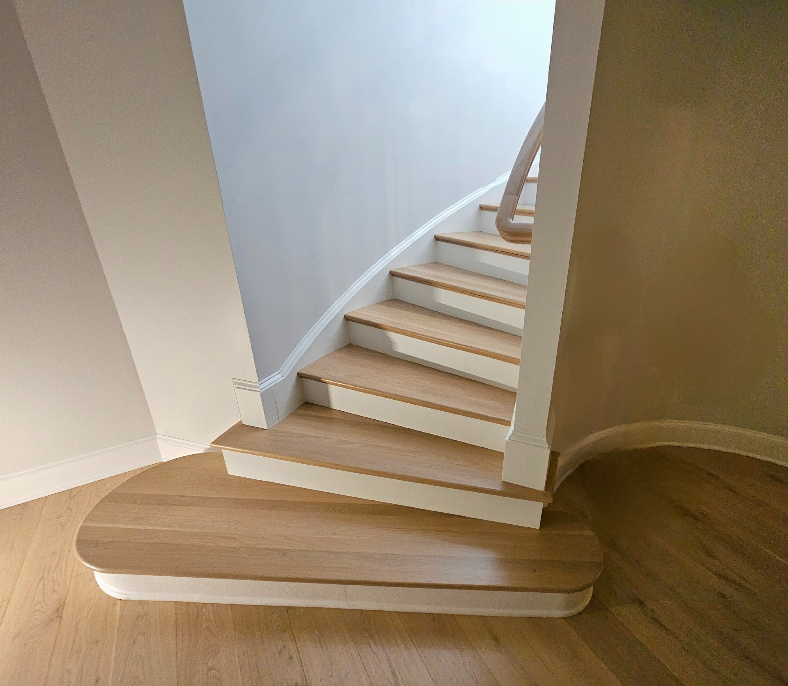 116_Elegant & Eye-catching Curved Staircase, Leesburg VA 20175