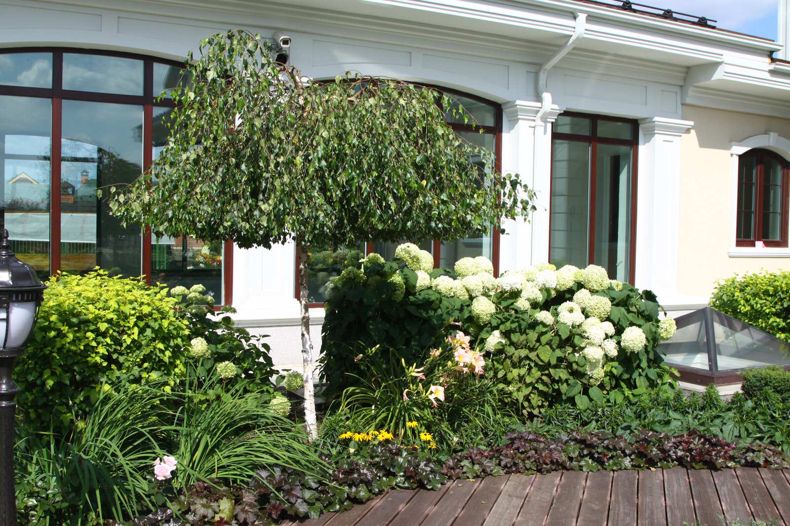 Внутренний дворик в коттеджном поселке "Изумрудный город"