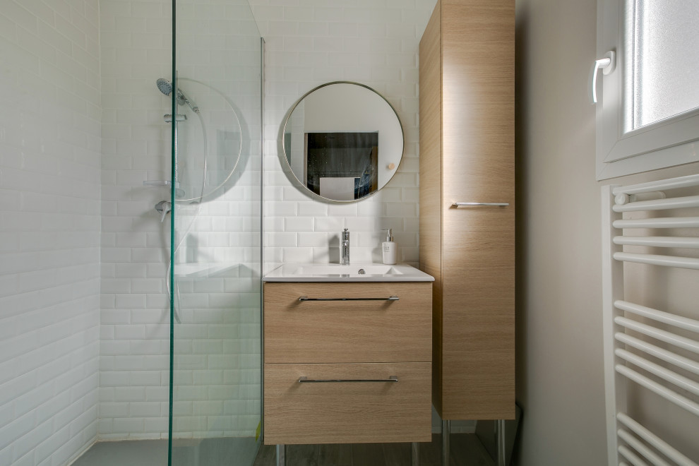 Inspiration for a mid-sized contemporary 3/4 bathroom in Other with a curbless shower, white tile, subway tile, beige walls, brown floor, flat-panel cabinets, light wood cabinets, an integrated sink and white benchtops.
