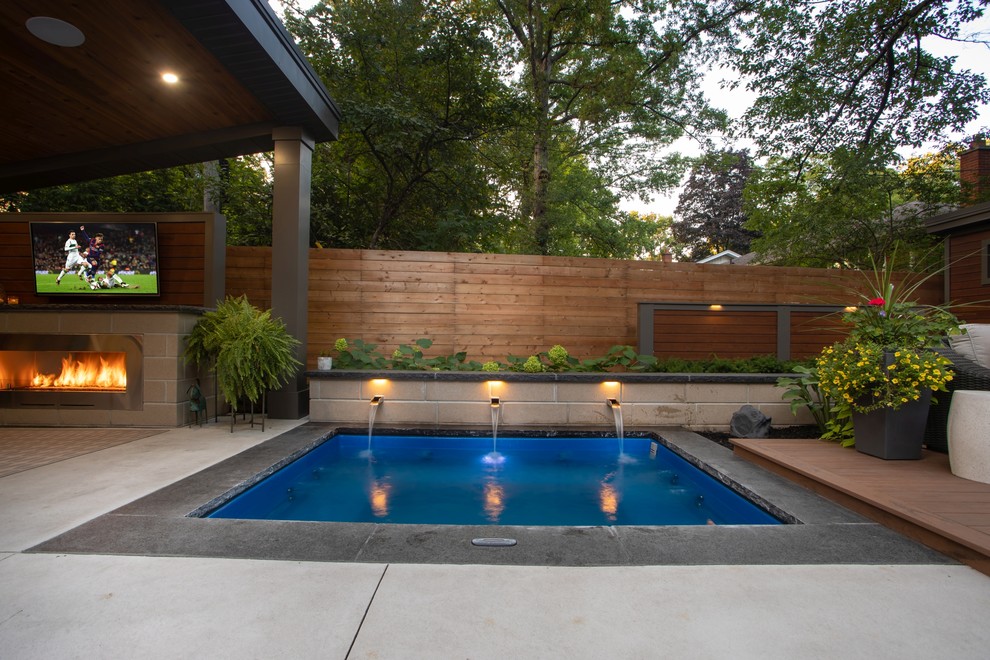 Inspiration for a transitional backyard landscaping in Toronto.