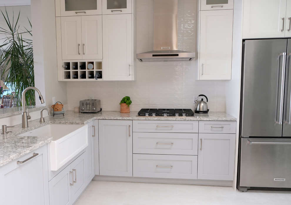 Kitchen - transitional kitchen idea in Vancouver
