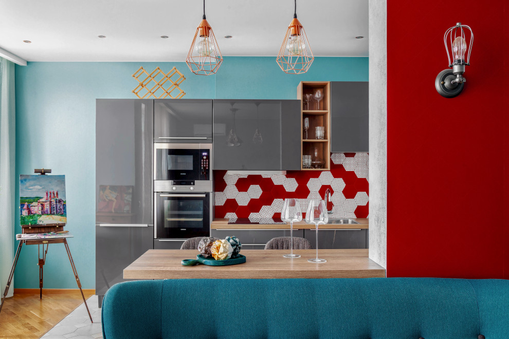 Купание красного коня.Вид кухни с гостиной.