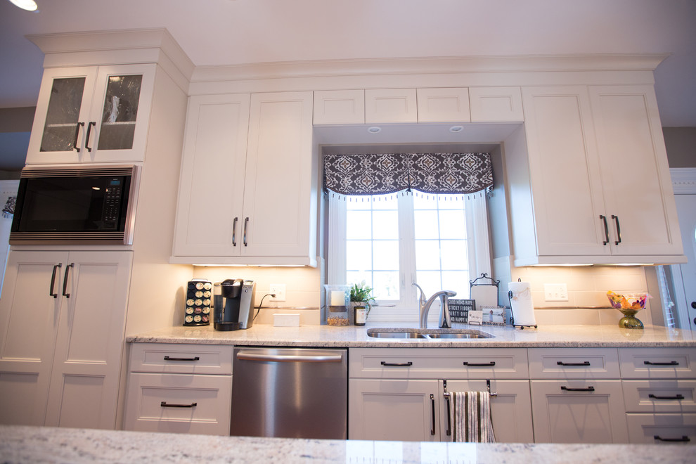 Kitchen - transitional kitchen idea in Chicago
