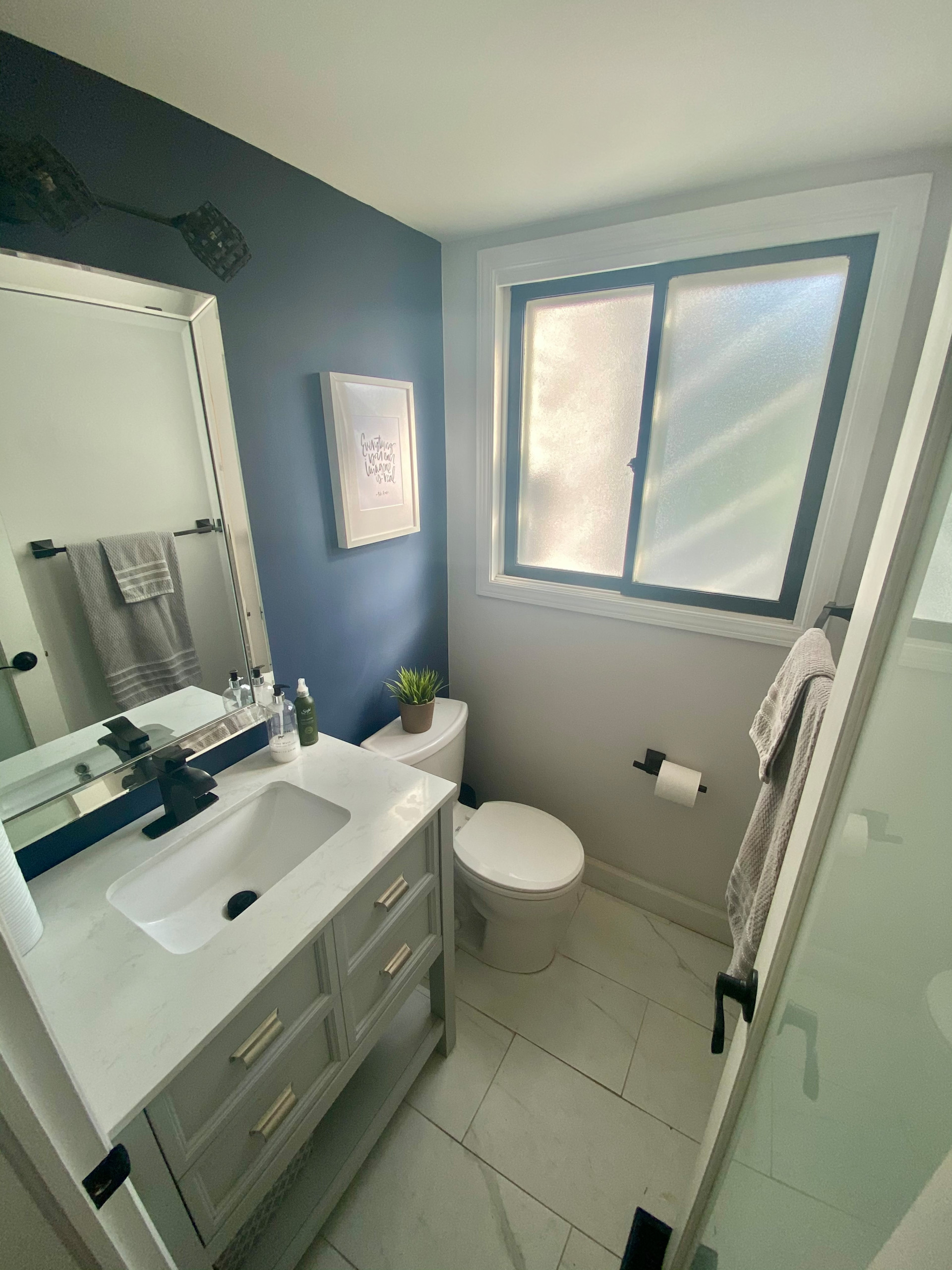 緑のおしゃれなモダンスタイルのトイレ 洗面所の画像 21年9月 Houzz ハウズ