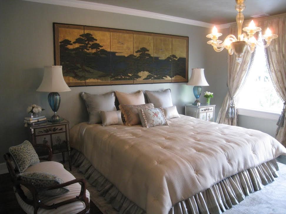 Inspiration for a mid-sized traditional master bedroom in New York with grey walls, carpet and no fireplace.