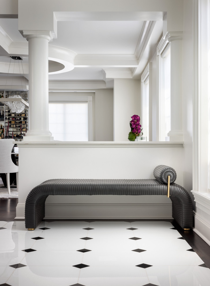 Пример оригинального дизайна: фойе среднего размера в стиле модернизм с белыми стенами, полом из керамической плитки, одностворчатой входной дверью, разноцветным полом и кессонным потолком