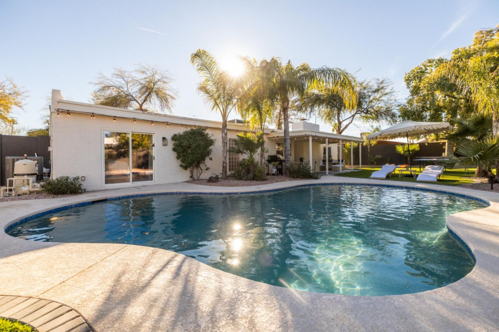 Transitional pool photo in Phoenix
