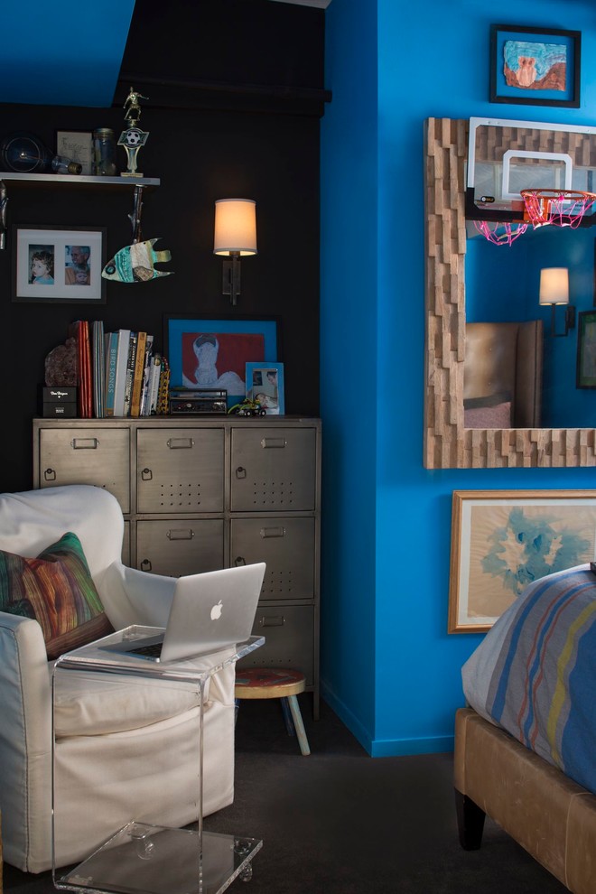 Example of a transitional home design design in Charlotte