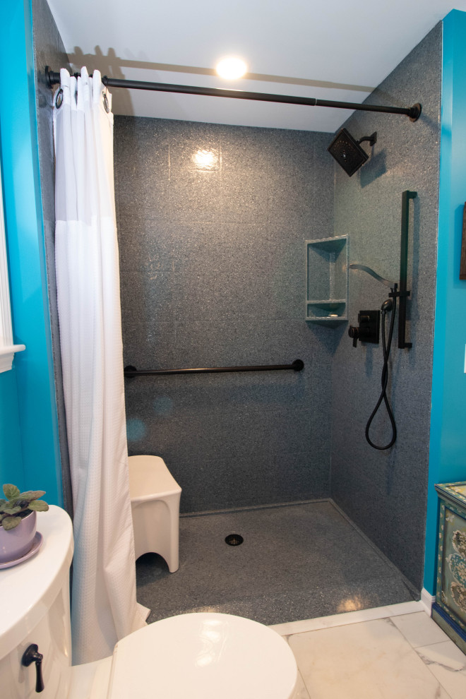 Idées déco pour une douche en alcôve principale éclectique de taille moyenne avec un placard à porte shaker, des portes de placard bleues, WC séparés, un mur bleu, un sol en vinyl, un lavabo intégré, un plan de toilette en surface solide, un sol blanc, une cabine de douche avec un rideau, un plan de toilette gris, meuble simple vasque et meuble-lavabo encastré.