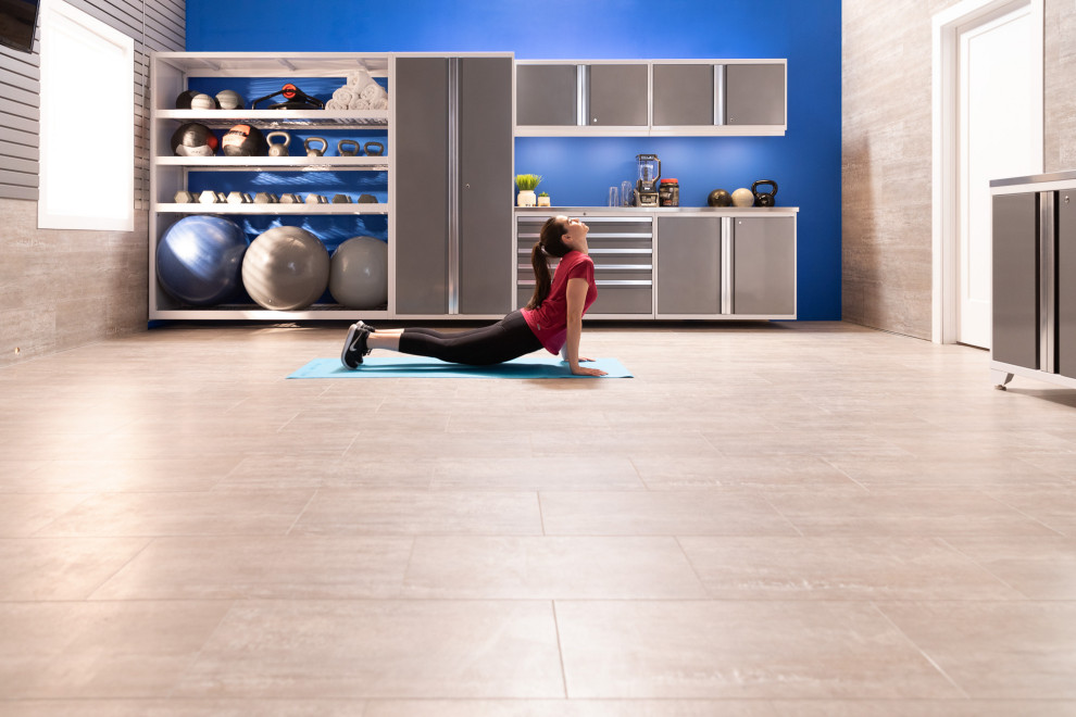 Multifunktionaler, Mittelgroßer Moderner Fitnessraum mit Vinylboden in Toronto