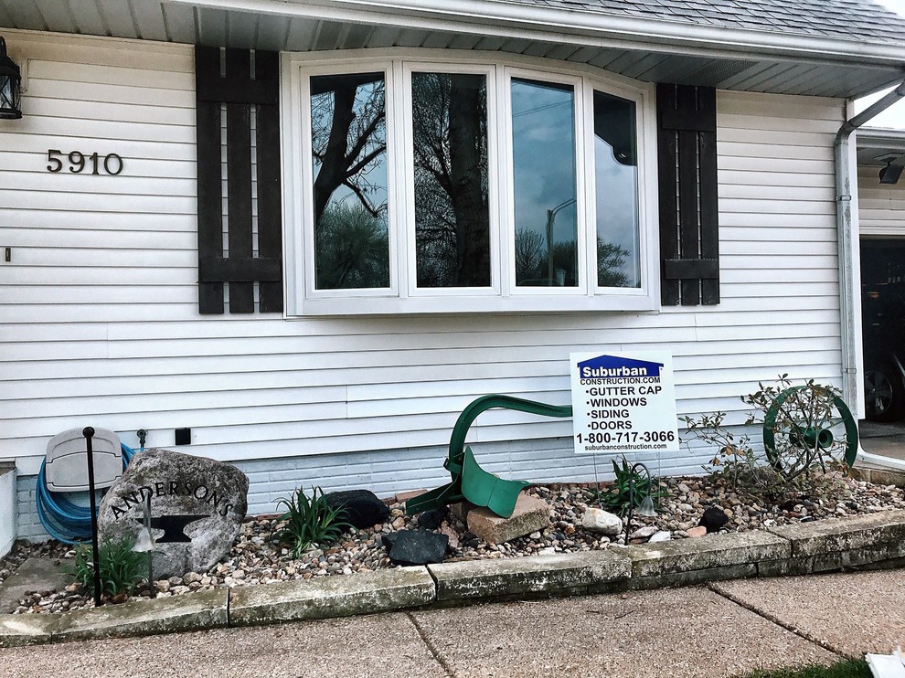 Example of a mid-sized classic home design design in Cedar Rapids