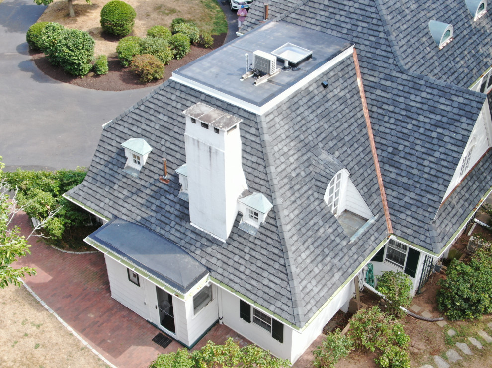 Imagen de fachada de casa blanca y gris clásica extra grande de tres plantas con revestimiento de madera, tejado de varios materiales y tablilla