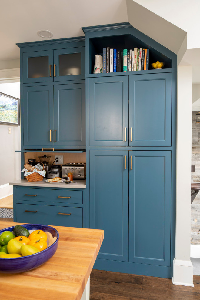 Exemple d'une arrière-cuisine parallèle nature de taille moyenne avec des portes de placard bleues, une crédence en céramique, un sol en vinyl, un sol marron et un plan de travail blanc.