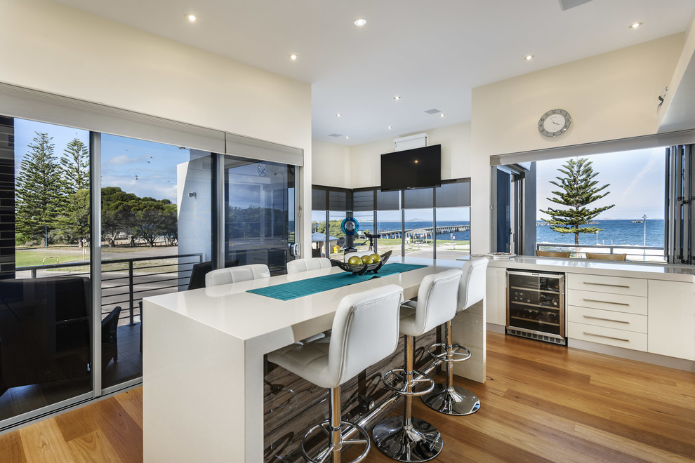 Design ideas for a contemporary kitchen in Perth.