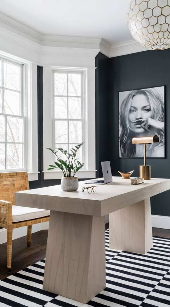 Exemple d'un bureau tendance de taille moyenne avec un mur bleu, parquet foncé, un bureau indépendant et un sol bleu.