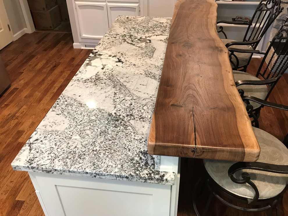 Eat-in kitchen - mid-sized transitional l-shaped light wood floor and brown floor eat-in kitchen idea with an undermount sink, shaker cabinets, dark wood cabinets, granite countertops, multicolored backsplash, stone slab backsplash, stainless steel appliances, an island and multicolored countertops
