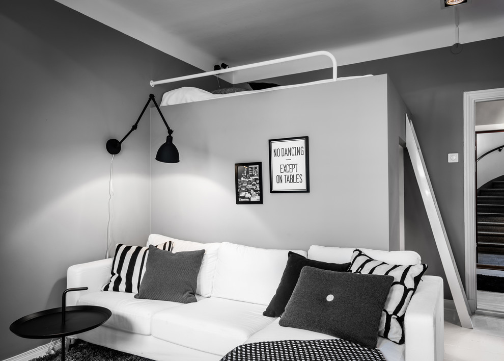 Bild på ett litet skandinaviskt sovloft, med grå väggar, målat trägolv och vitt golv
